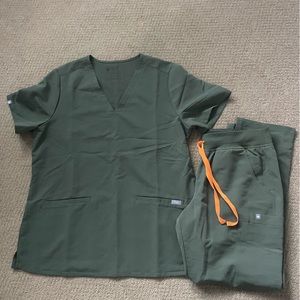 Figs Scrub Set in Moss